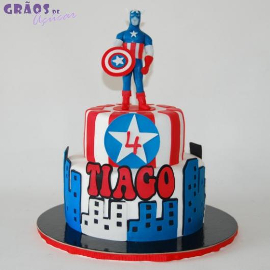 Bolo do Capitão América com 2 andares e nome do aniversariante
