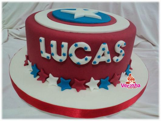 Bolo do Capitão América de pasta americana com lateral vermelha
