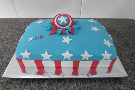 Bolo do Capitão América quadrado com aplique de estrelas brancas