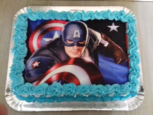 Bolo do Capitão América quadrado com papel de arroz no topo