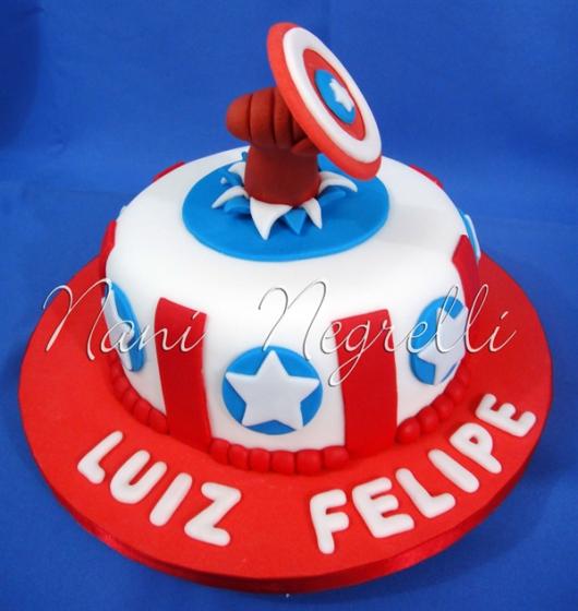 Bolo do Capitão América redondo com com pasta americana