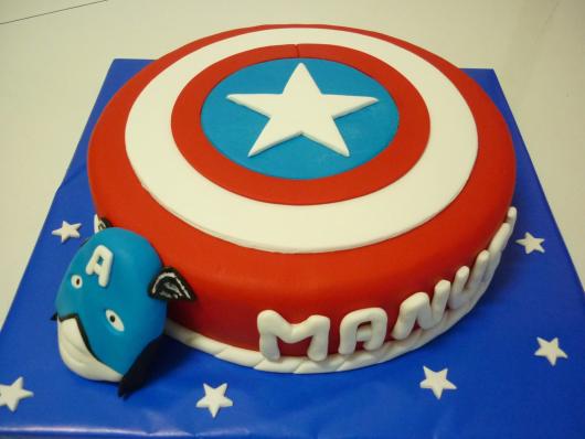 Bolo do Capitão América redondo com escudo no topo