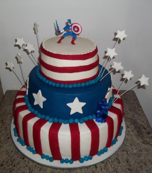 Bolo do Capitão América de pasta americana com listras vermelhas