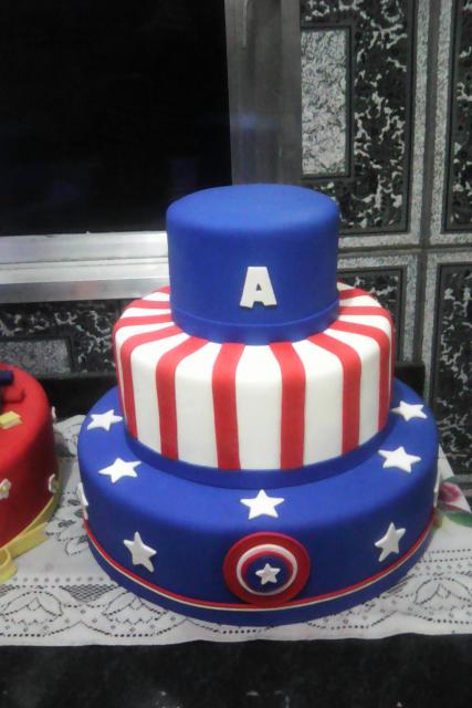 Bolo do Capitão América fake com azul e branco com aplique de escudo