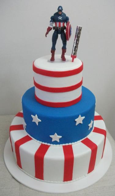 Bolo do Capitão América de pasta americana com 3 andares