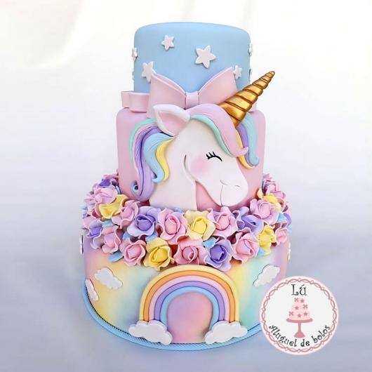 Bolo Fake Unicórnio de EVA com flores coloridas