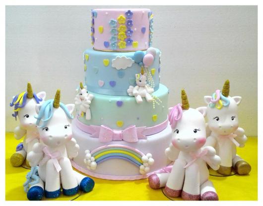 Bolo Fake Unicórnio de biscuit azul e rosa