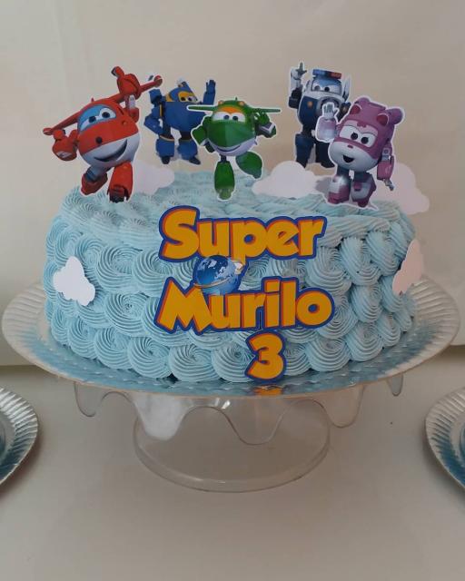 O bolo Super Wings com chantilly azul 