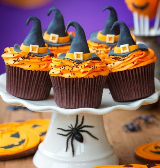 Comidas de Halloween: cupcake com chapéu de bruxa 