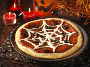 Comidas de Halloween: pizza com teia de aranha