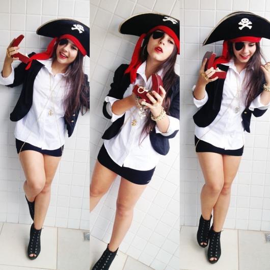 Fantasia de Halloween feminina de pirata improvisada