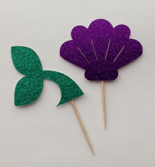 Toppers de concha e calda de sereia.
