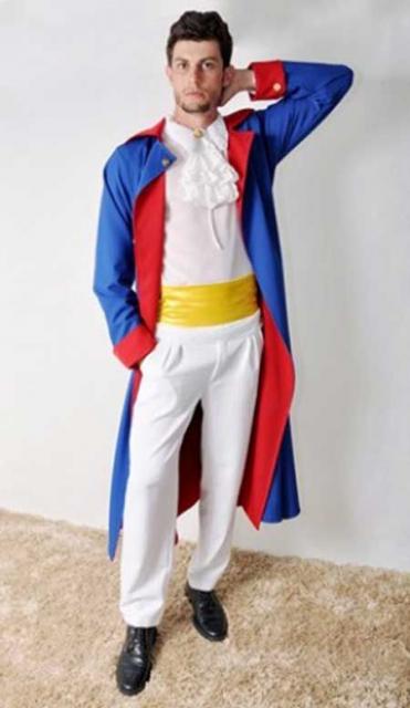 Homem fantasiado de Pequeno Príncipe.