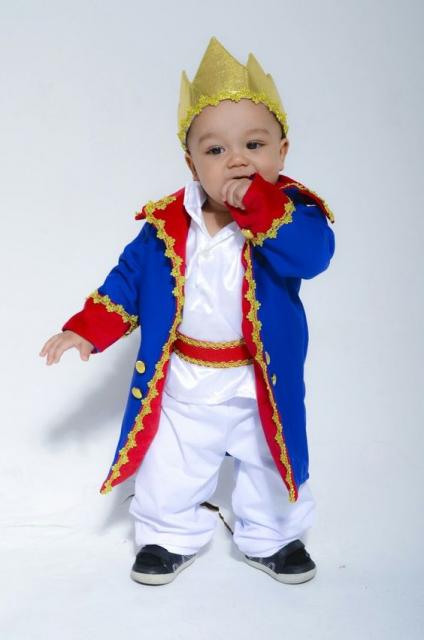 Bebê com fantasia Pequeno Príncipe.