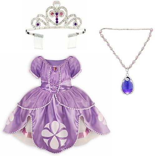 Imagem com vestido luxo roxo, medalhão e tiara.