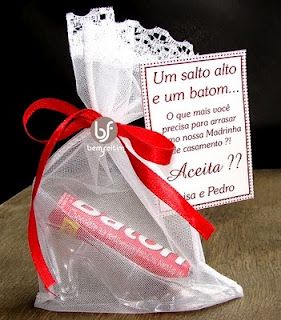 Presente para madrinhas de casamento com sapatinho e o chocolate Baton.