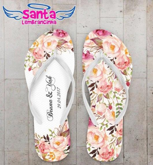 Chinelo com estampa floral.