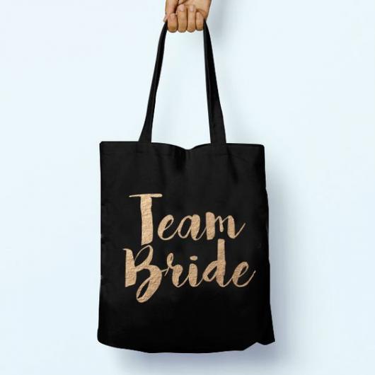 Sacola de pano preta com a frase "Team Bride" escrita.