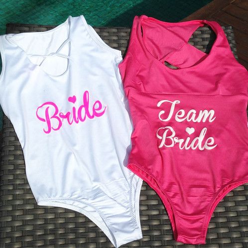Dois bodys, um branco para a noiva e um rosa para a madrinha.