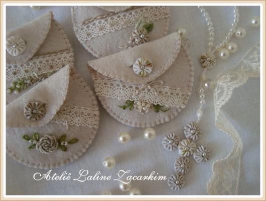 Tercinho para lembrancinhas com pérola, cruz e capinha.