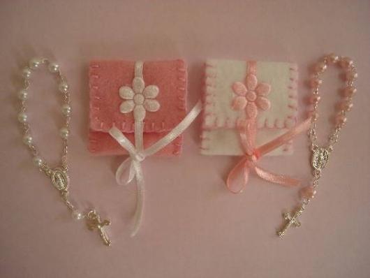 Tercinhos de duas cores diferentes com saquinhos.