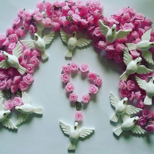 Tercinho com flores rosas e pomba branca.