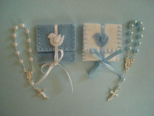 Dois modelos de tercinho para lembrancinhas com saquinhos nas cores branca e azul.