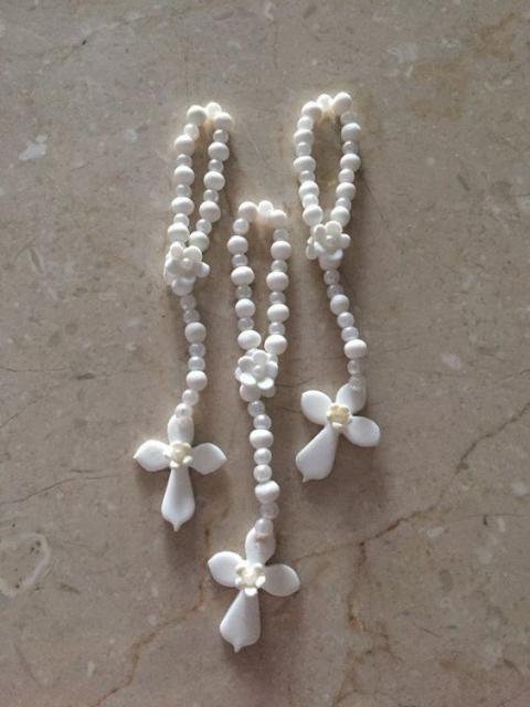 Tercinho branco com pérolas e flores.