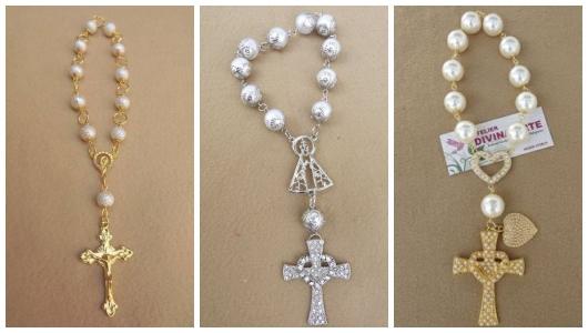 Montagem de tercinhos com pérolas e cruz.
