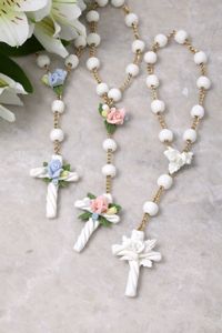 Três tercinhos com flores brancas, rosas e azuis.