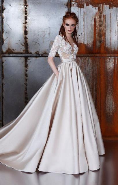 Vestido de noiva com cauda e bolsos.