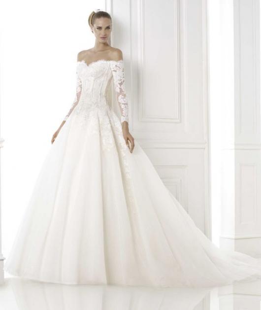 Vestido de noiva com mangas longas e renda.