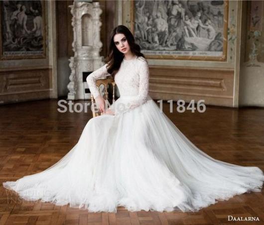 Vestido de noiva longo, com mangas compridas.