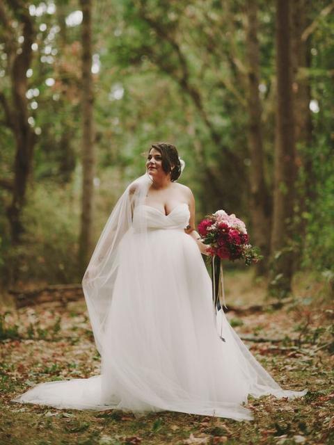 Noiva plus size com vestido de noiva rodado.