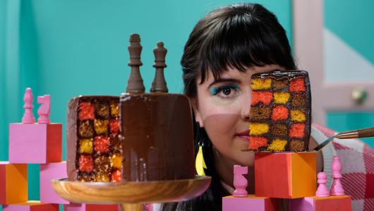 Bolo colorido xadrez com calda de chocolate