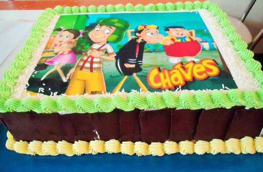 Bolo do Chaves com papel de arroz e chocolates na lateral