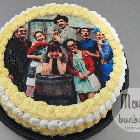 Bolo do Chaves com papel de arroz e chantilly branco e amarelo