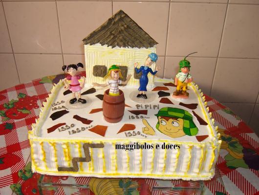 Bolo do Chaves quadrado com chantilly branco