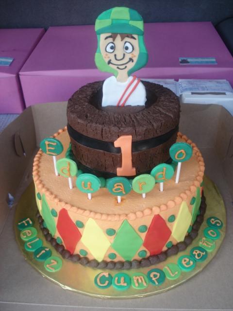 Bolo do Chaves com topper do Chaves no tpo