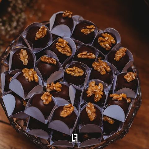 Camafeu de nozes com cobertura de chocolate e wrapper cinza