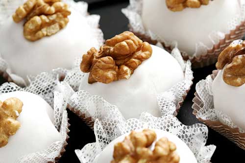 Camafeu de nozes com forminha branca