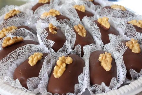 Camafeu de nozes coberto com chocolate