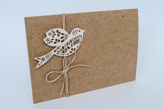 Convite de casamento rústico chique com aplique de passarinho