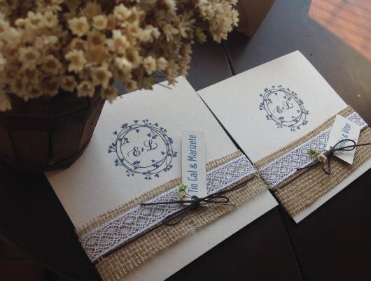 Convite de casamento rústico com juta e tag personalizada