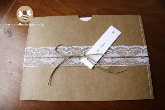 Convite de casamento rústico com renda e laço