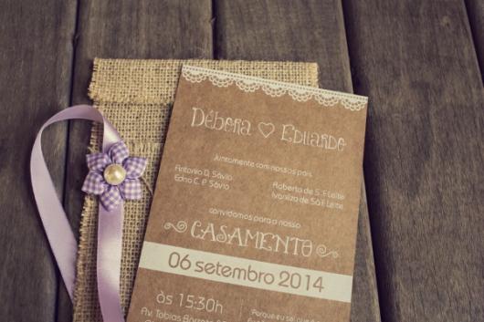 Convite de casamento rústico simples com fecho de fita de cetim