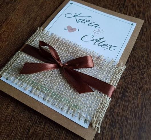 Convite de casamento rústico simples com laço marrom