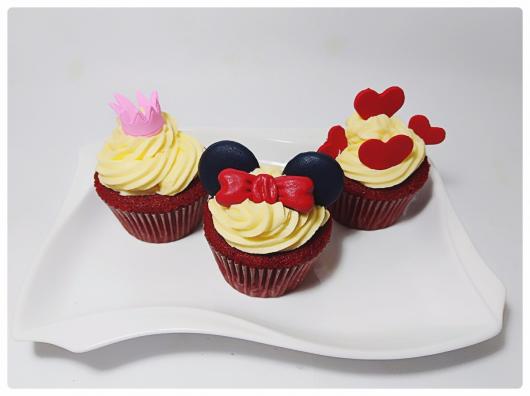 Cupcake personalizado com chantilly e aplique da Minnie