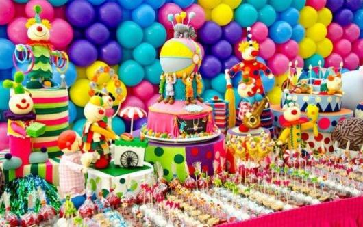 Decoração dia das crianças com painel de balões