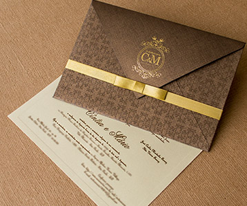 Envelope para convite de casamento rústico com laço dourado